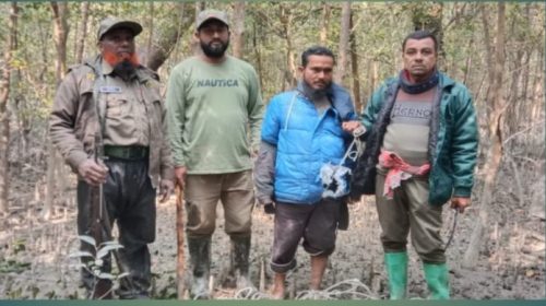 সুন্দরবনের কচিখালী ডিমেরচরে আটক হরিণ শিকারী | ছবি: দৈনিক ইতিহাস
