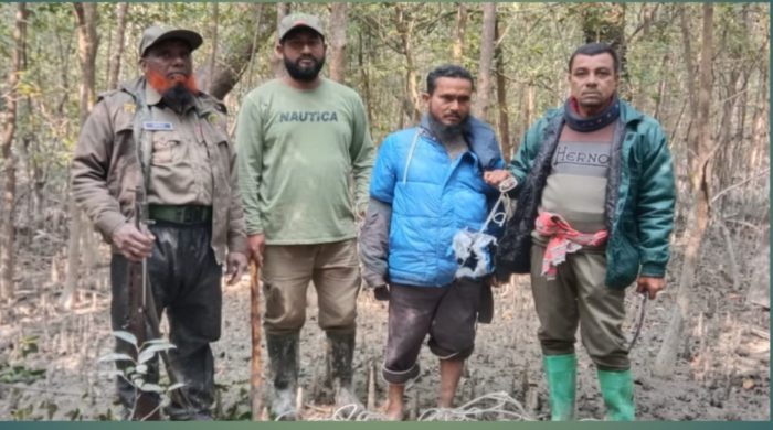 সুন্দরবনের কচিখালী ডিমেরচরে আটক হরিণ শিকারী | ছবি: দৈনিক ইতিহাস