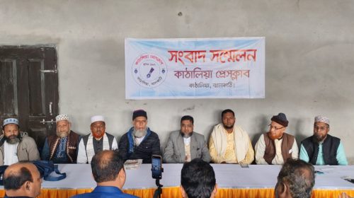 কাঠালিয়া প্রেসক্লাবে আয়োজিত সংবাদ সম্মেলনে বক্তব্য দিচ্ছেন ঝালকাঠি-১ আসনের জামায়াতে ইসলামীর এমপি প্রার্থী ড. ফয়জুল হক।