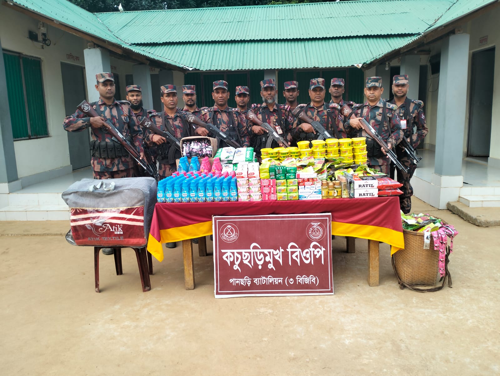 পানছড়ি সীমান্তে অভিযানে বিজিবির জব্দকৃত অবৈধ ভারতীয় পণ্যের একাংশ।