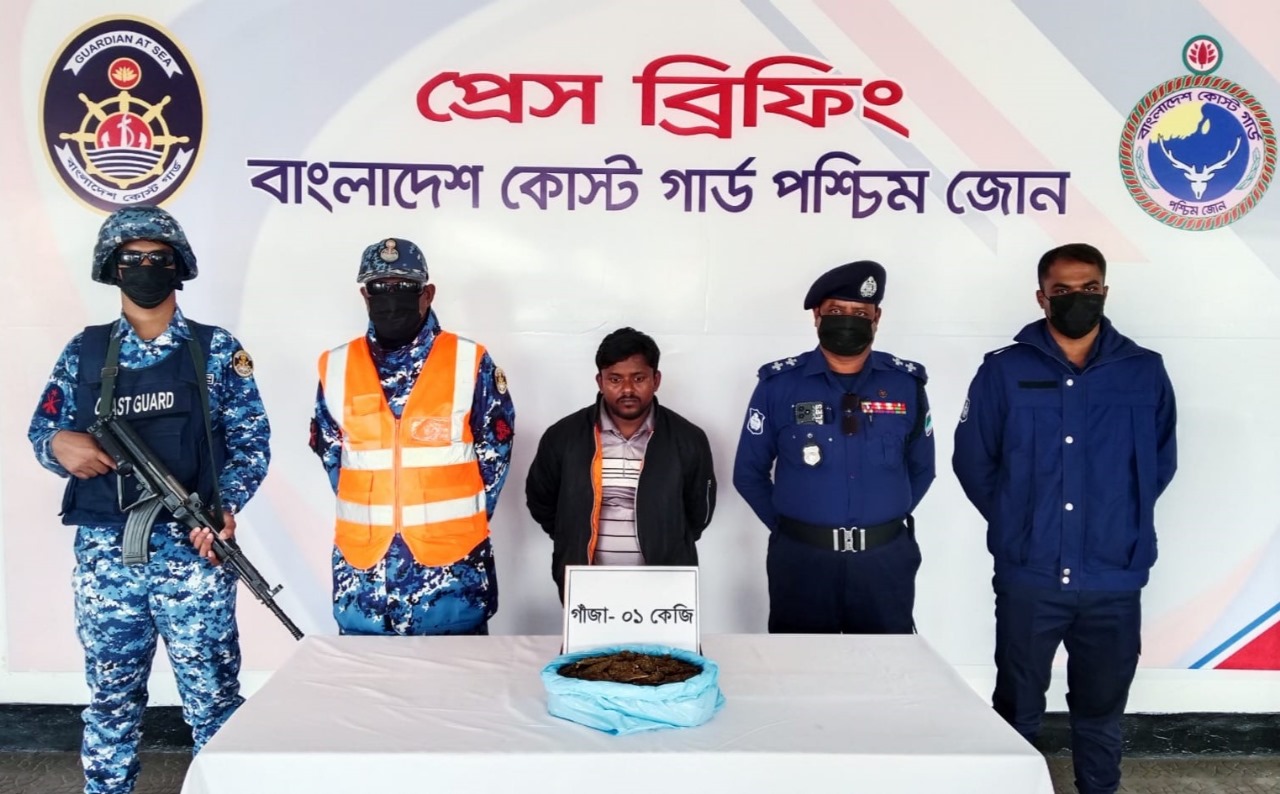 মোংলায় যৌথ অভিযানে গাঁজাসহ মাদক কারবারি আটক