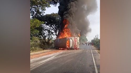 জ্বলন্ত বাস। ছবি : সংগৃহীত