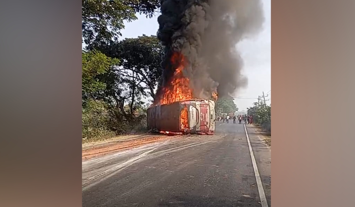 জ্বলন্ত বাস। ছবি : সংগৃহীত