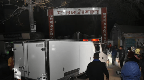 বন্দী জুয়েল হাসান সাদ্দামকে দেখাতে তাঁর স্ত্রী-সন্তানের মরদেহ গতকাল শুক্রবার নেওয়া হয়েছিল ঢাকা কেন্দ্রীয় কারাগারে