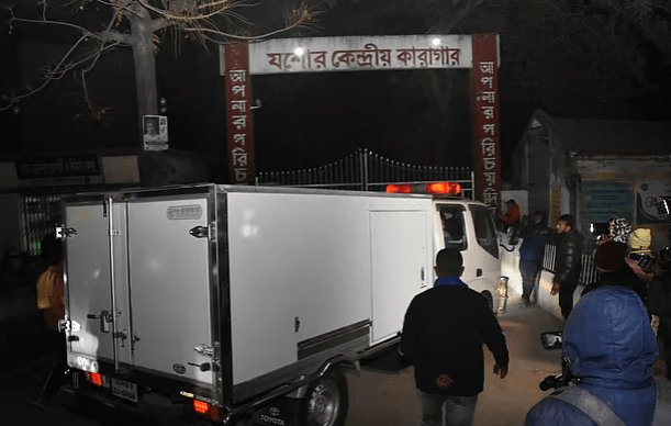 বন্দী জুয়েল হাসান সাদ্দামকে দেখাতে তাঁর স্ত্রী-সন্তানের মরদেহ গতকাল শুক্রবার নেওয়া হয়েছিল ঢাকা কেন্দ্রীয় কারাগারে