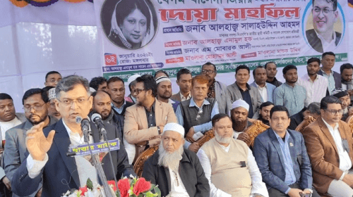 দোয়া মাহফিলে বক্তব্য দেন সালাহউদ্দিন আহমদ।