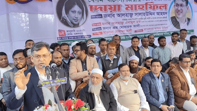 দোয়া মাহফিলে বক্তব্য দেন সালাহউদ্দিন আহমদ।