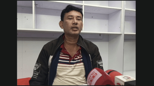 সেনবাগে সরকারি খাস জমি দখল ও দোকান ঘর নির্মাণের অভিযোগ নিয়ে সংবাদ সম্মেলনে বক্তব্য দিচ্ছেন ভুক্তভোগী মোঃ শাহ জাহান | ছবি: দৈনিক ইতিহাস