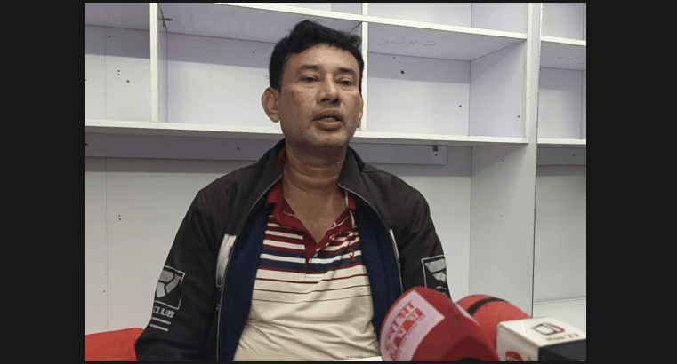 সেনবাগে সরকারি খাস জমি দখল ও দোকান ঘর নির্মাণের অভিযোগ নিয়ে সংবাদ সম্মেলনে বক্তব্য দিচ্ছেন ভুক্তভোগী মোঃ শাহ জাহান | ছবি: দৈনিক ইতিহাস