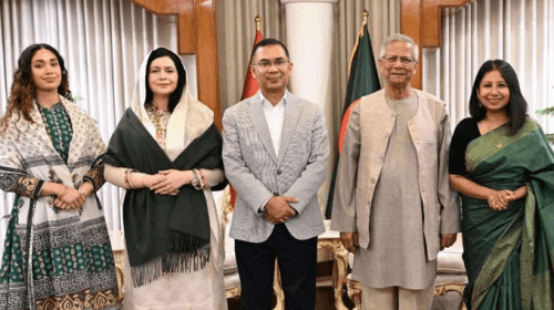 প্রধান উপদেষ্টাকে ফুলের শুভেচ্ছা জানালেন তারেক রহমান