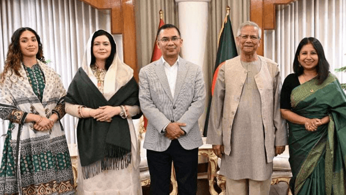 প্রধান উপদেষ্টাকে ফুলের শুভেচ্ছা জানালেন তারেক রহমান