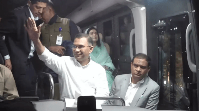 সিলেটে পৌঁছে ভক্তদের হাত নেড়ে শুভেচ্ছা জানান তারেক রহমান