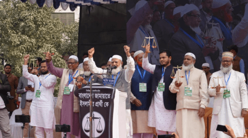 বগুড়ায় ১০ দলের সমন্বয়ে আয়োজিত নির্বাচনী জনসভায় বক্তব্য রাখছেন ডা. শফিকুর রহমান।