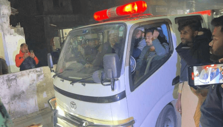 মরদেহ নেওয়া হয় জেলগেটে। ছবি : সংগৃহীত