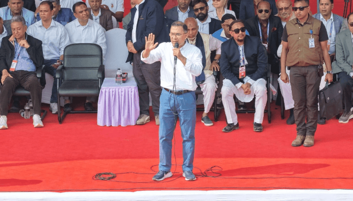 চট্টগ্রামের পলোগ্রাউন্ড মাঠে বিএনপির নির্বাচনী মহাসমাবেশে বক্তব্য রাখছেন বিএনপি চেয়ারম্যান তারেক রহমান