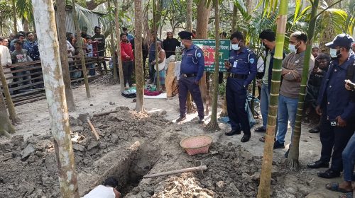 নোয়াখালীতে ১৭ মাস পর তোলা হলো ইমতিয়াজের লাশ | ছবিঃ দৈনিক ইতিহাস