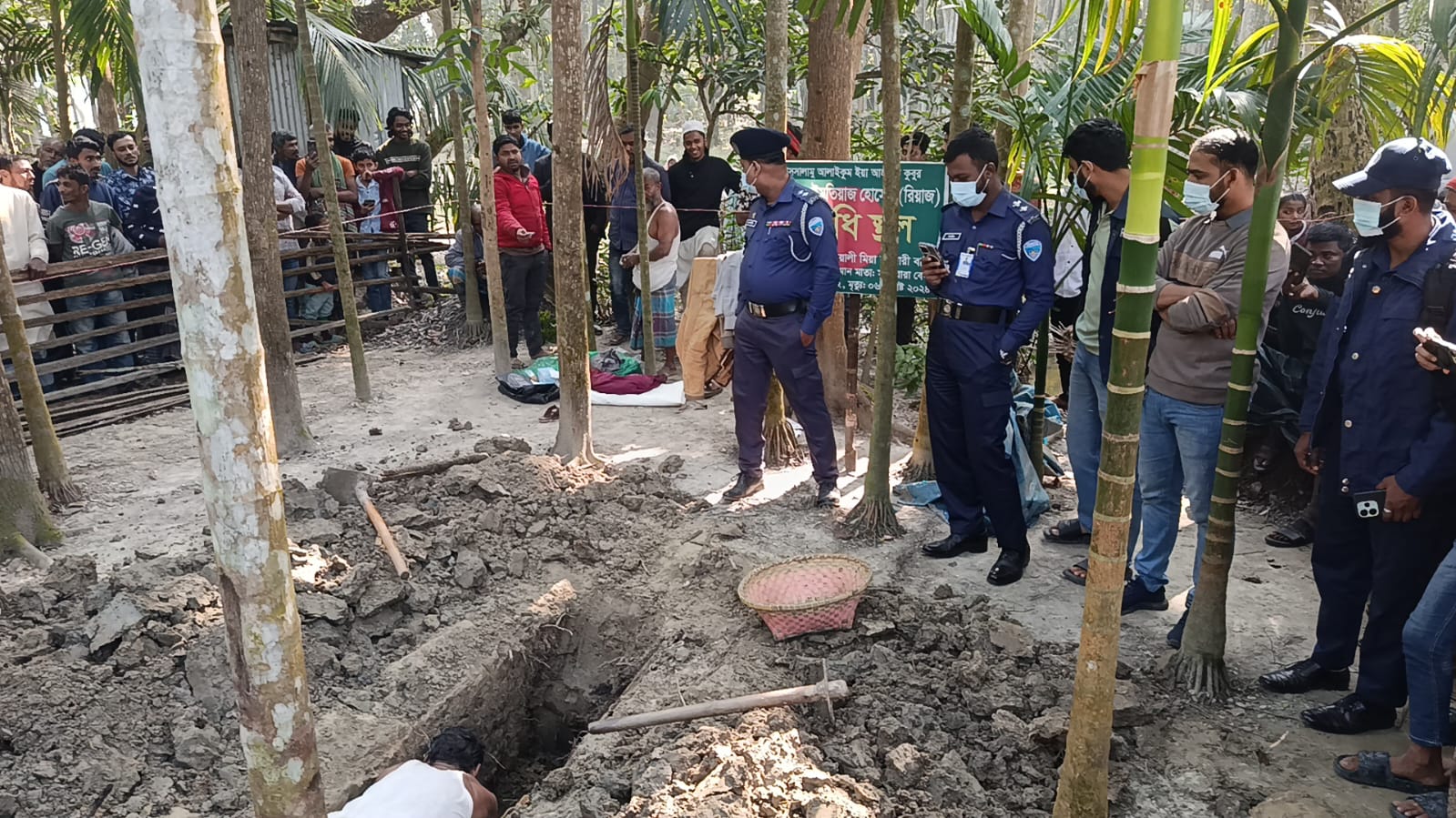 নোয়াখালীতে ১৭ মাস পর তোলা হলো ইমতিয়াজের লাশ | ছবিঃ দৈনিক ইতিহাস