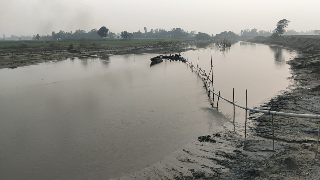 অবৈধ বালু ব্যবসা নদীর বুক চিরে, ইসলামপুরে জনপদ বিপর্যয়ের পথে | ছবি: দৈনিক ইতিহাস