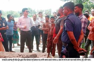 মোরেলগঞ্জে কৃষি জমিতে অবৈধ বালু উত্তোলন | | ছবি: দৈনিক ইতিহাস