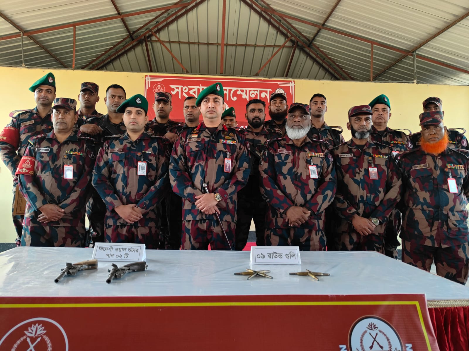 সীমান্তে ৫৯ বিজিবির অভিযানে ২টি বিদেশি অস্ত্র ও ৯ রাউন্ড গুলি উদ্ধার | ছবি: দৈনিক ইতিহাস