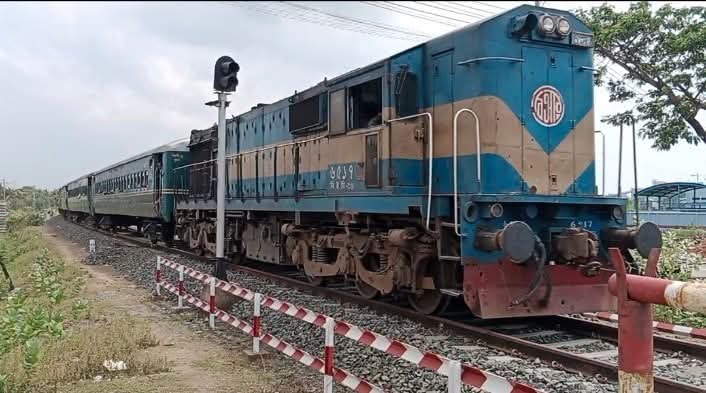 চলন্ত ট্রেন | ছবি: দৈনিক ইতিহাস