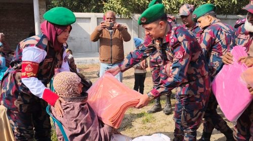 ৫৯ বিজিবির উদ্যোগে সীমান্তবর্তী ৩০০ পরিবারের মাঝে শীতবস্ত্র বিতরণ | ছবি: দৈনিক ইতিহাস