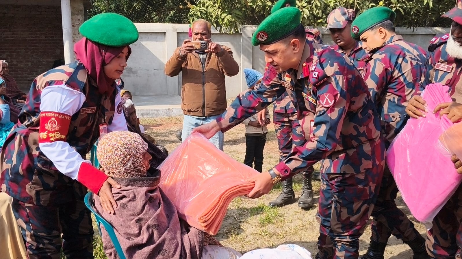 ৫৯ বিজিবির উদ্যোগে সীমান্তবর্তী ৩০০ পরিবারের মাঝে শীতবস্ত্র বিতরণ | ছবি: দৈনিক ইতিহাস