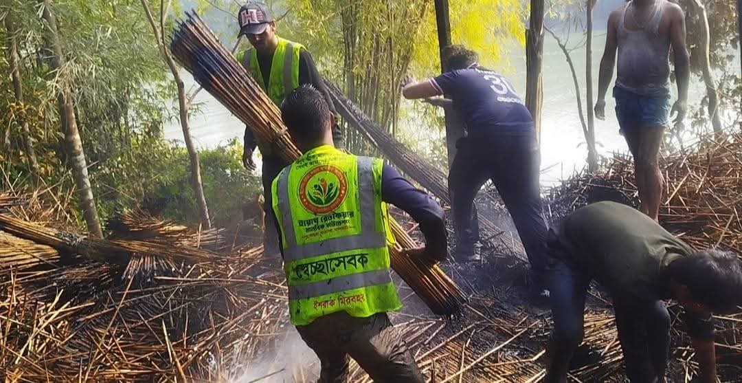 কাঠালিয়ার আমুয়া বড়ইবাড়িতে গুদামে অগ্নিকাণ্ড, নিয়ন্ত্রণে ফায়ার সার্ভিস ও ইয়ুথ রেডকেয়ার | ছবি: দৈনিক ইতিহাস
