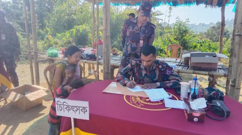 পানছড়িতে ৩ বিজিবির মেডিকেল ক্যাম্পে পাহাড়ি শিশুদের বিনামূল্যে চিকিৎসা | ছবি: দৈনিক ইতিহাস