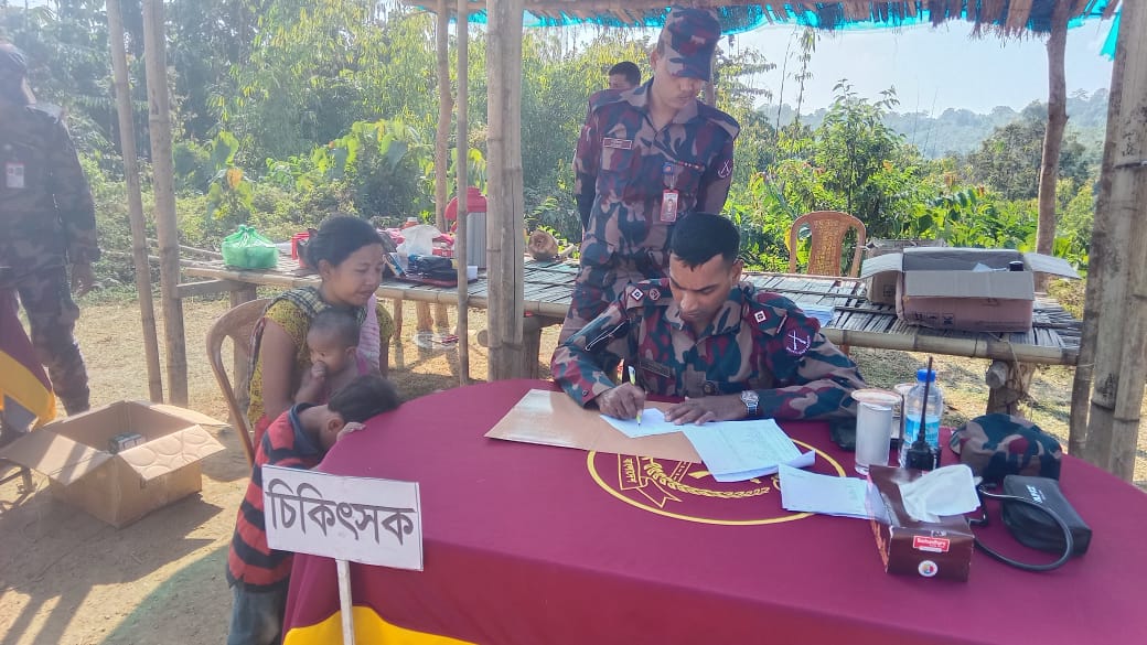 পানছড়িতে ৩ বিজিবির মেডিকেল ক্যাম্পে পাহাড়ি শিশুদের বিনামূল্যে চিকিৎসা | ছবি: দৈনিক ইতিহাস