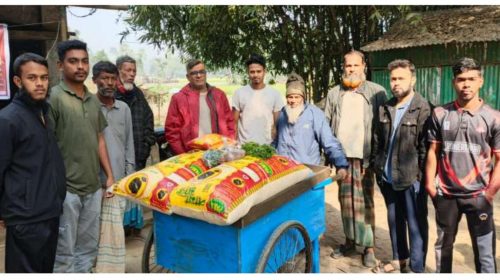 অসহায় জহুরুল ইসলামের মুখে হাসি ফোটাল সচেতন যুব সমাজ | ছবি: দৈনিক ইতিহাস