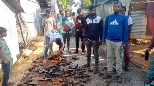 পানছড়ি উপজেলার মোহাম্মদপুর–বাজার সড়ক নির্মাণ কাজে নিম্নমানের ইটের খোয়া ও রাবিশ ব্যবহারের অভিযোগ | ছবি: দৈনিক ইতিহাস