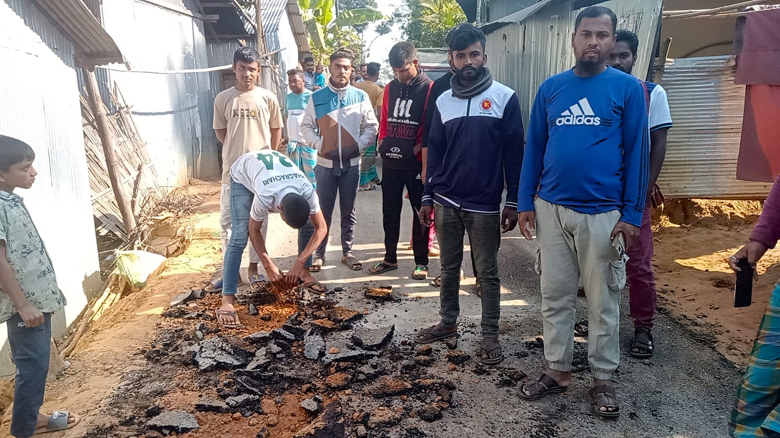 পানছড়ি উপজেলার মোহাম্মদপুর–বাজার সড়ক নির্মাণ কাজে নিম্নমানের ইটের খোয়া ও রাবিশ ব্যবহারের অভিযোগ | ছবি: দৈনিক ইতিহাস