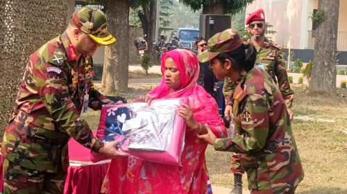 মধুপুরে বিএডিসি আর্মি ক্যাম্পে বাংলাদেশ সেনাবাহিনী শীতবস্ত্র বিতরণ কর্মসূচিতে প্রধান অতিথি মেজর জেনারেল মোহাঃ হোসাইন আল মোরশেদ শীতার্তদের মাঝে শীতবস্ত্র বিতরণ করছেন।