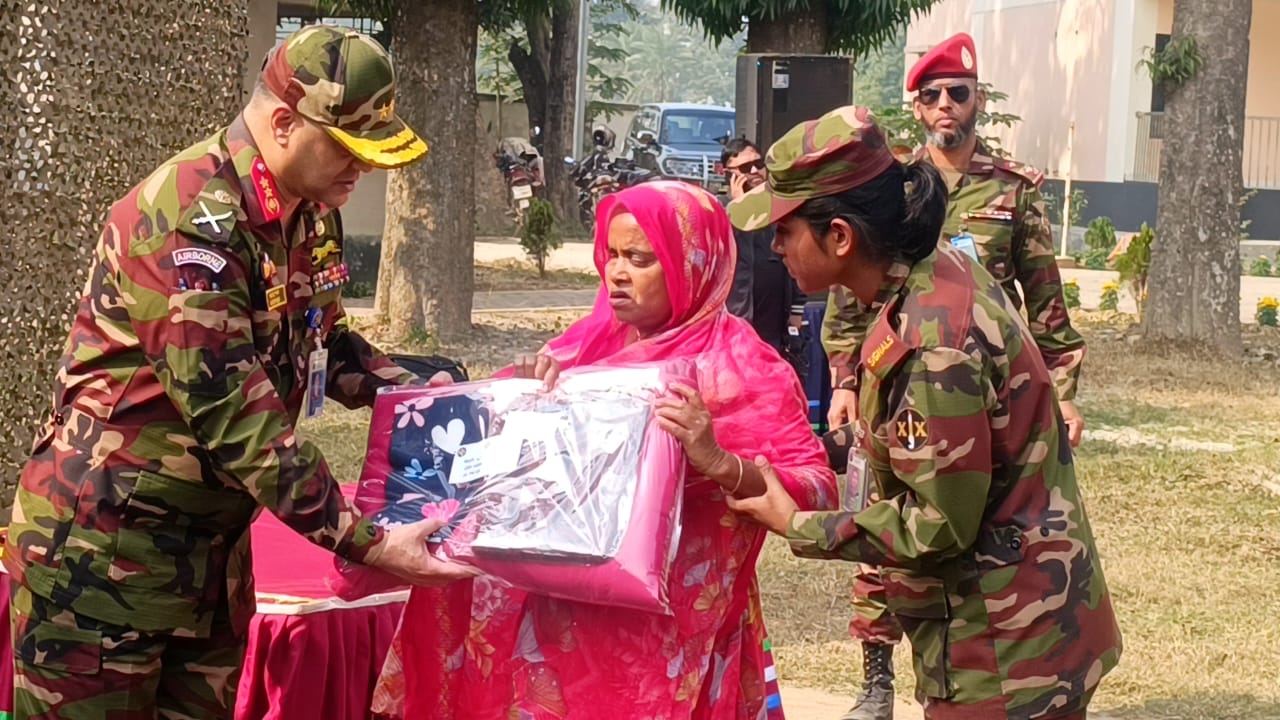 মধুপুরে বিএডিসি আর্মি ক্যাম্পে বাংলাদেশ সেনাবাহিনী শীতবস্ত্র বিতরণ কর্মসূচিতে প্রধান অতিথি মেজর জেনারেল মোহাঃ হোসাইন আল মোরশেদ শীতার্তদের মাঝে শীতবস্ত্র বিতরণ করছেন।