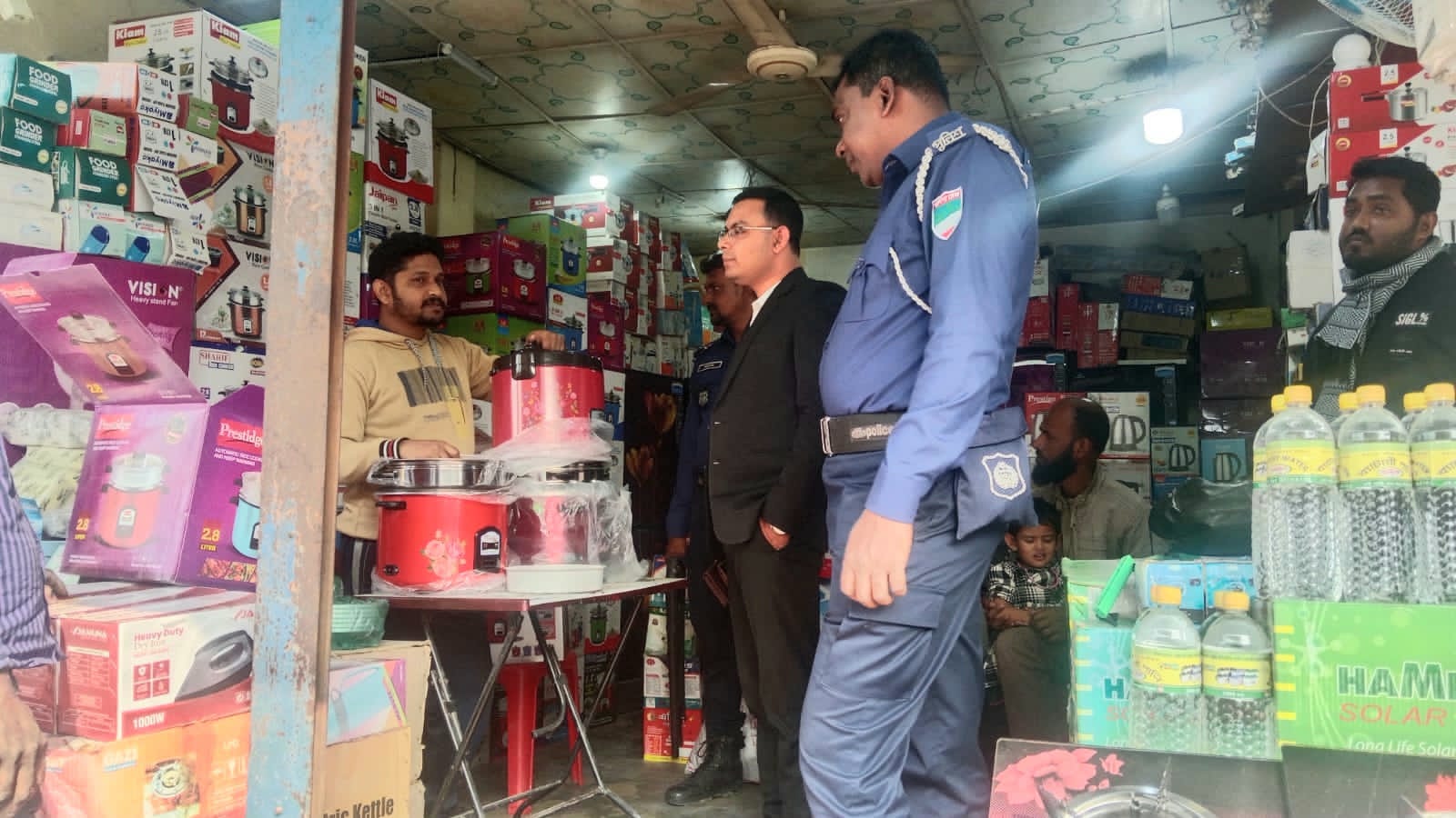 রামপালে অতিরিক্ত দামে গ্যাস সিলিন্ডার বিক্রি; ব্যবসায়ীকে জরিমানা