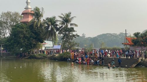 চন্দনাইশে ঐতিহ্যবাহী শুক্লাম্বর দীঘির পুণ্য মেলায় মানুষের ঢল