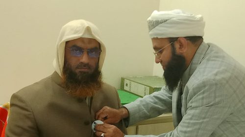 আল্লামা মামুনুল হক্ব-কে রিক্সা মার্কার বেইজ পরিয়ে দেওয়া