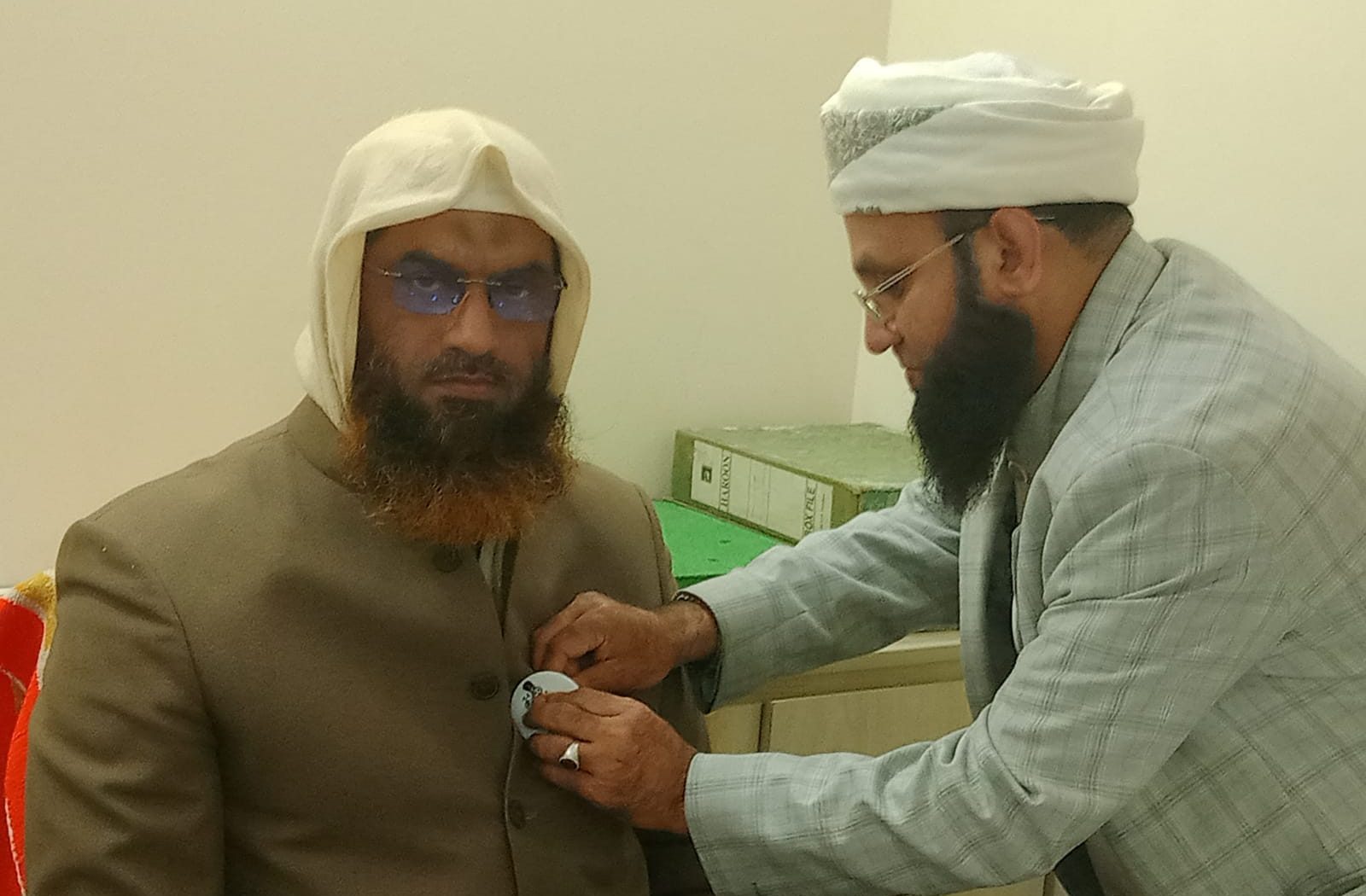 আল্লামা মামুনুল হক্ব-কে রিক্সা মার্কার বেইজ পরিয়ে দেওয়া