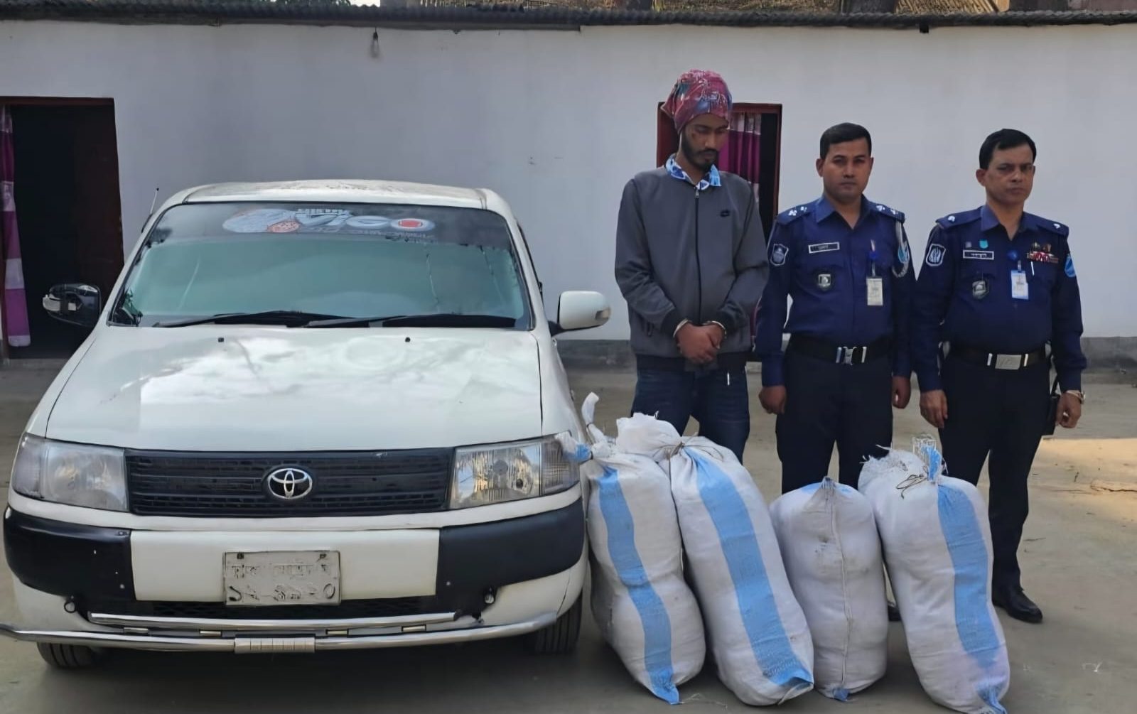 ৭০ কেজি গাঁজাসহ প্রাইভেটকার জব্দ, মাদক ব্যবসায়ী গ্রেফতার