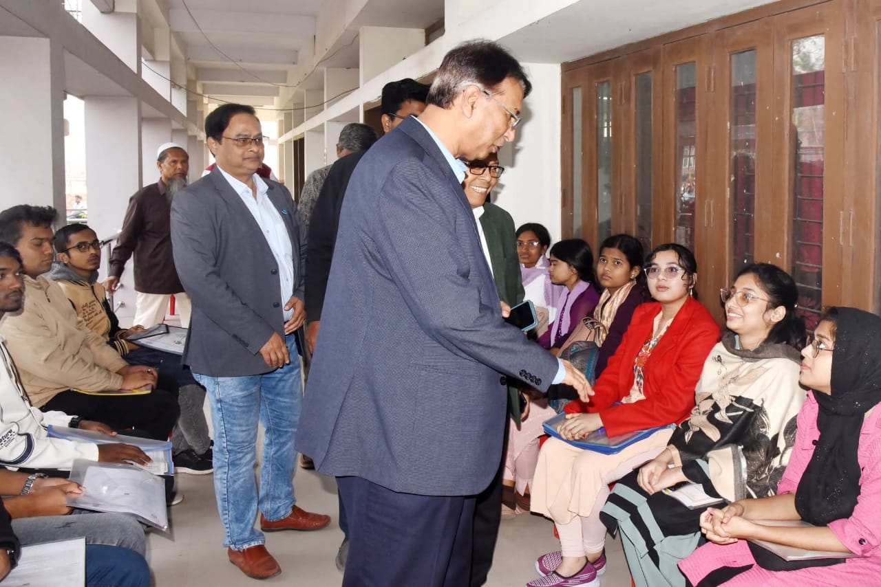 খুবিতে প্রথম বর্ষের ভর্তি কার্যক্রম প্রত্যক্ষ করলেন উপ-উপাচার্য