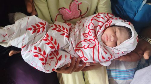 সাংবাদিক এইচ এম নাসির উদ্দিন ও তার নবজাতক পুত্র।