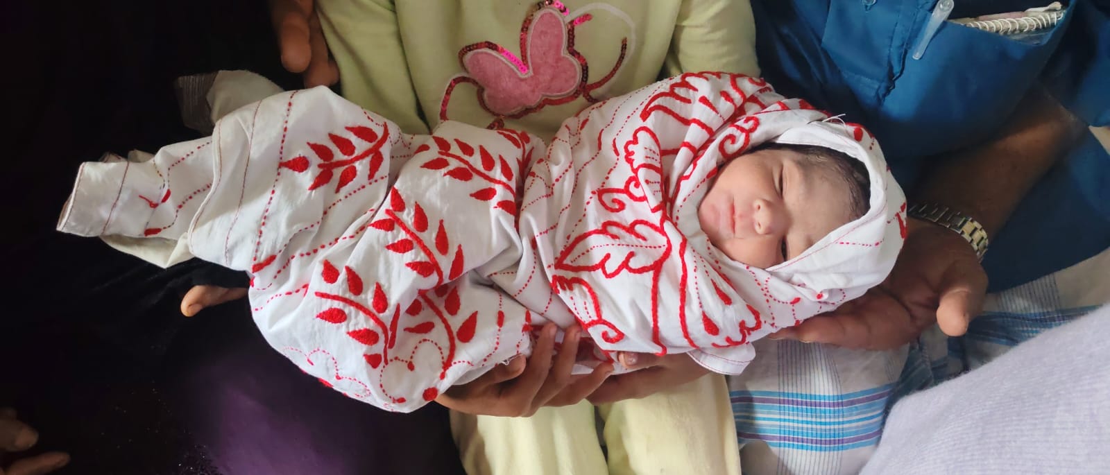 সাংবাদিক এইচ এম নাসির উদ্দিন ও তার নবজাতক পুত্র।