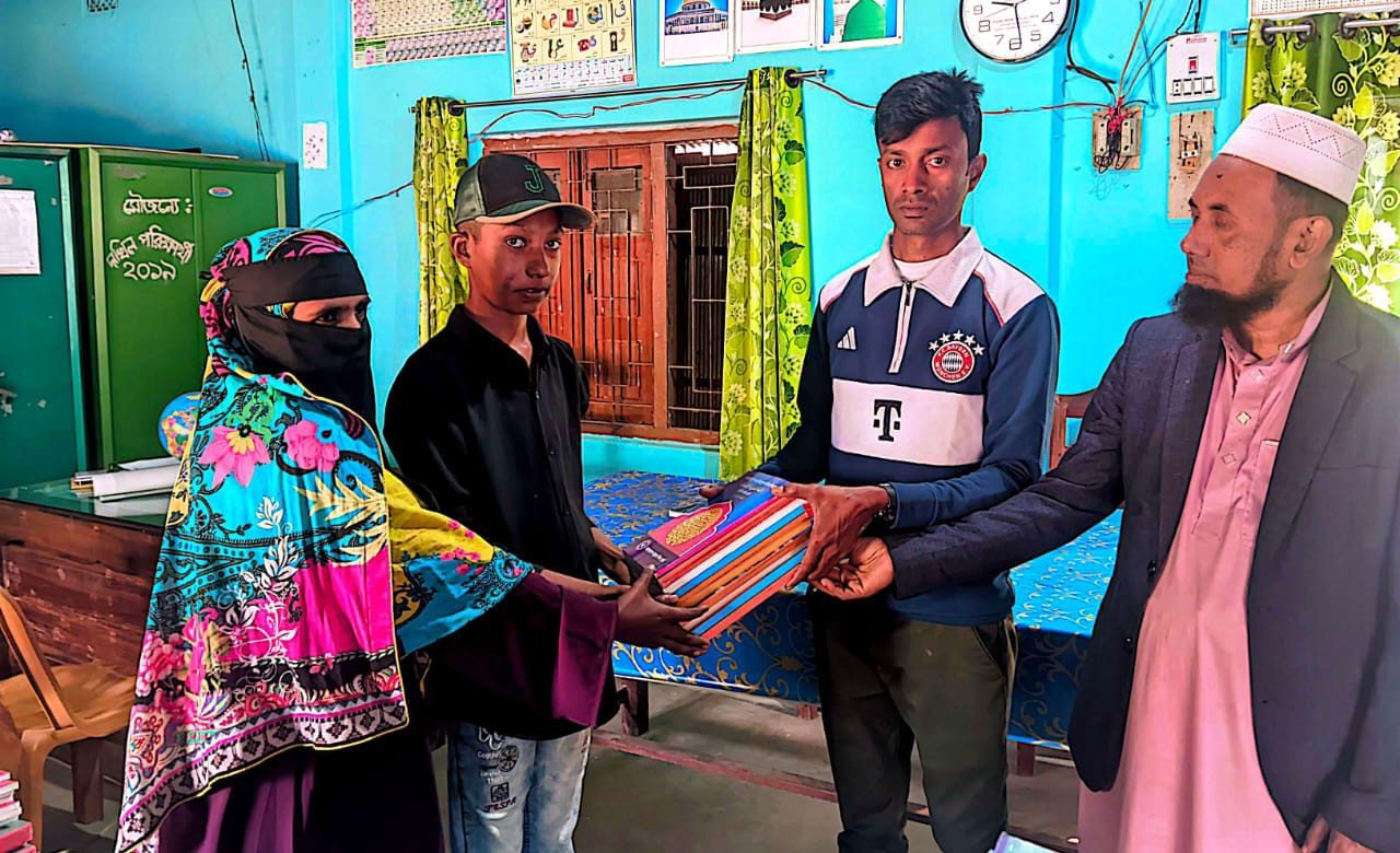 অসহায় শিক্ষার্থীর পাশে দাঁড়ালেন আমান উল্লাহ্—শিক্ষাজীবন রক্ষার দায়িত্ব নিলেন