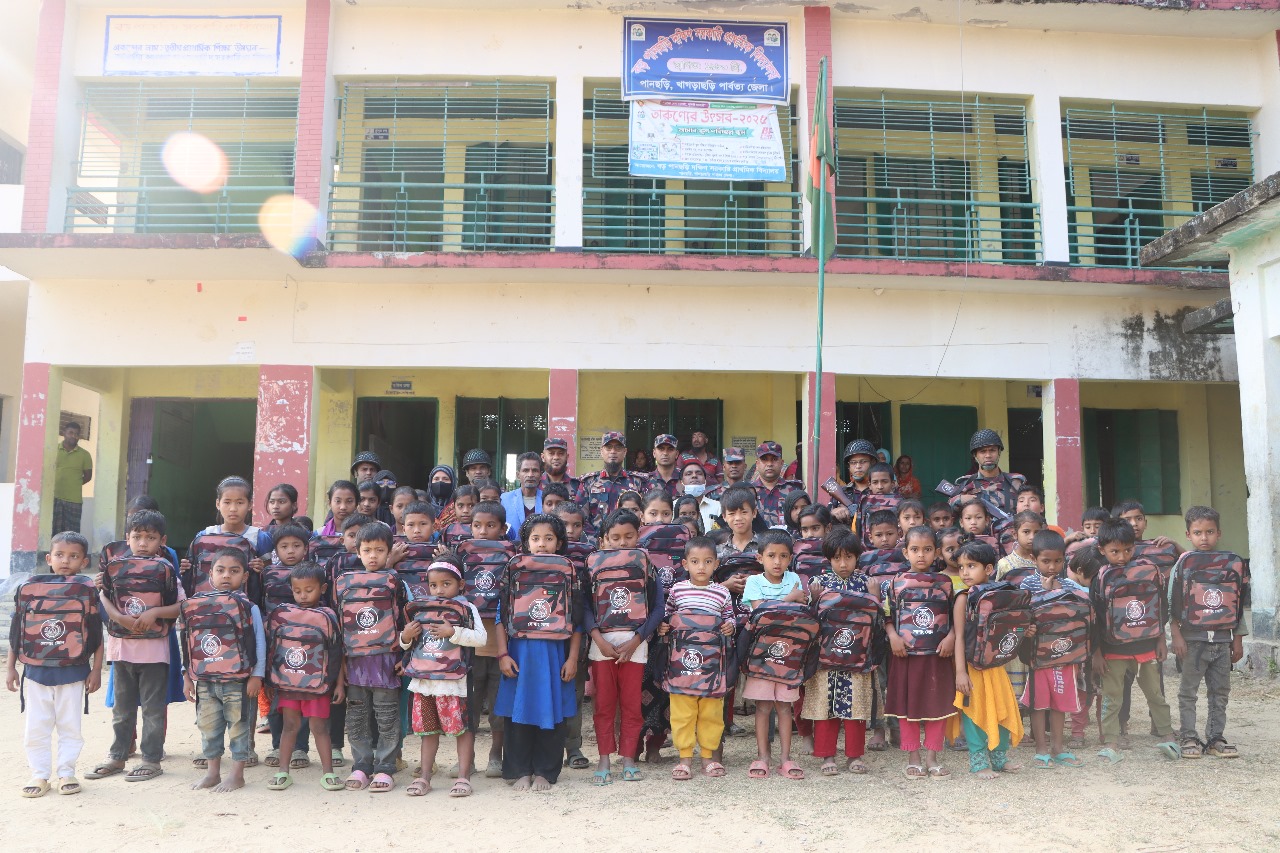 শিক্ষা উন্নয়নে ৩ বিজিবির মানবিক উদ্যোগ: পানছড়িতে শিক্ষার্থীদের মাঝে স্কুল ব্যাগ বিতরণ ও হেফজ মাদরাসায় সোলার প্রদান