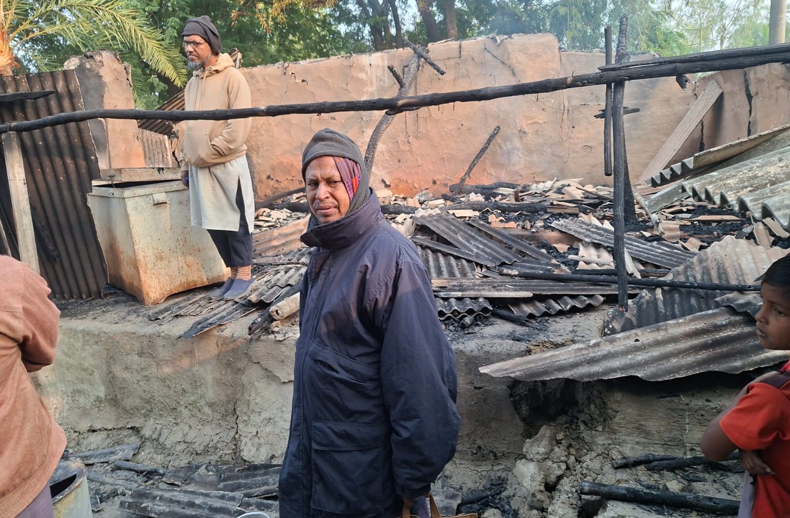 শ্যামনগরের নূরনগরে মজিদ হোসেনের বাড়িতে অগ্নিকাণ্ড, ব্যাপক ক্ষয়ক্ষতি | ছবি: দৈনিক ইতিহাস