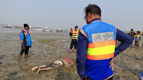 মোংলায় পশুর নদীর তীর থেকে অজ্ঞাত ব্যক্তির লাশ উদ্ধার