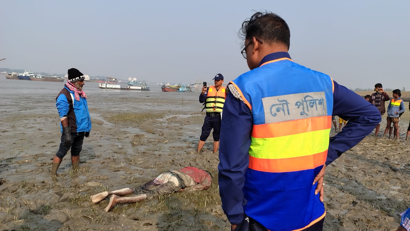মোংলায় পশুর নদীর তীর থেকে অজ্ঞাত ব্যক্তির লাশ উদ্ধার