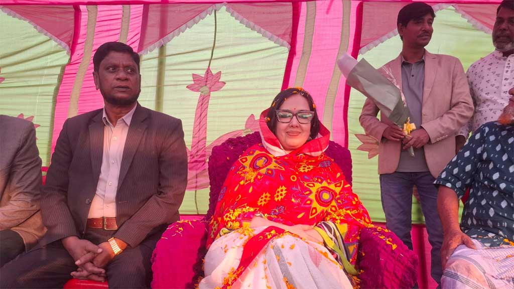 ব্রাহ্মণবাড়িয়ার সরাইল উপজেলার ইসলামাবাদ গ্রামে মতবিনিময় সভায় বক্তব্য দেন স্বতন্ত্র প্রার্থী রুমিন ফারহানা।