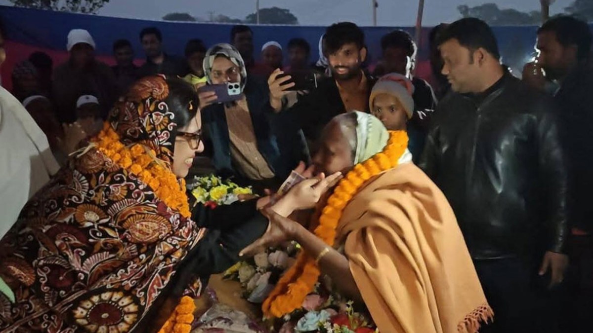 নির্বাচনী খরচে রুমিন ফারহানাকে এক হাজার টাকা দিলেন বৃদ্ধা | ছবি : দৈনিক ইতিহাস